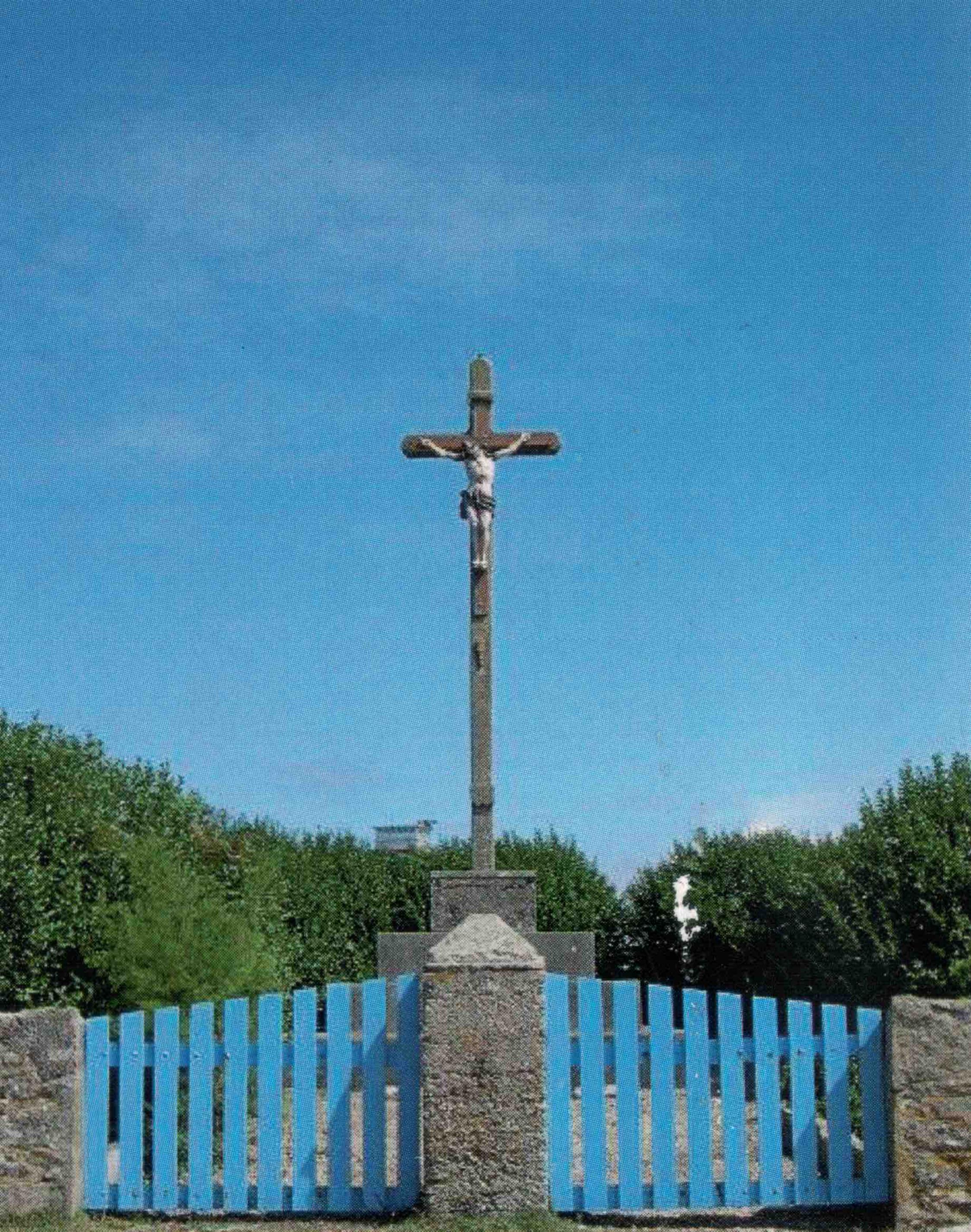 Coupe des arbres et remplacement des barrières au calvaire du theven