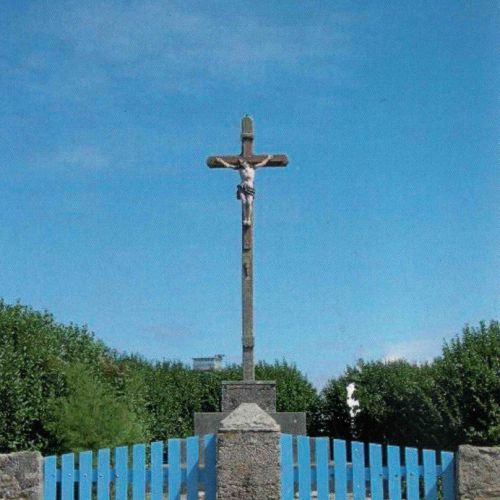Coupe des arbres et remplacement des barrières au calvaire du theven - (c) Amicale Molénaise - Tous droits réservés - Reproduction interdite